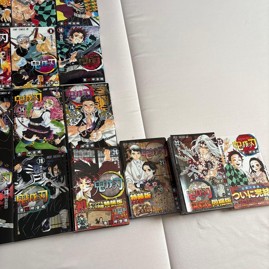 鬼滅の刃1〜23巻ポストカード缶バッジキャラシール付き