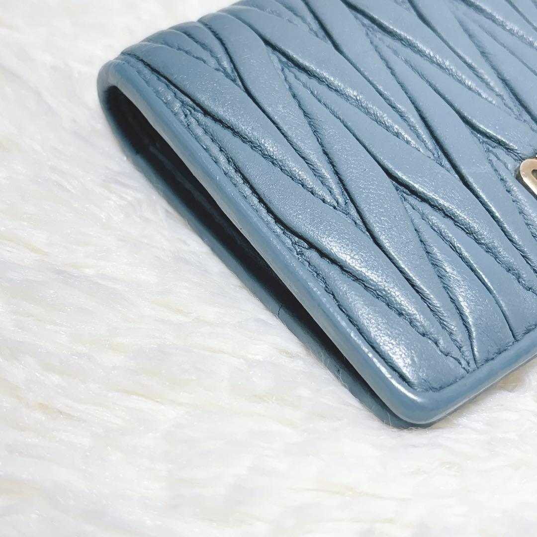 極美品✨️miumiu マテラッセ 二つ折り財布 ロゴ金具 ブルー 現行ロゴ