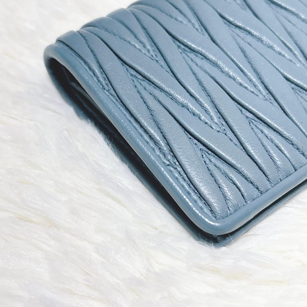 極美品✨️miumiu マテラッセ 二つ折り財布 ロゴ金具 ブルー 現行ロゴ