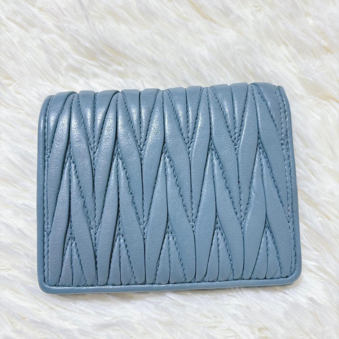 極美品✨️miumiu マテラッセ 二つ折り財布 ロゴ金具 ブルー 現行ロゴ