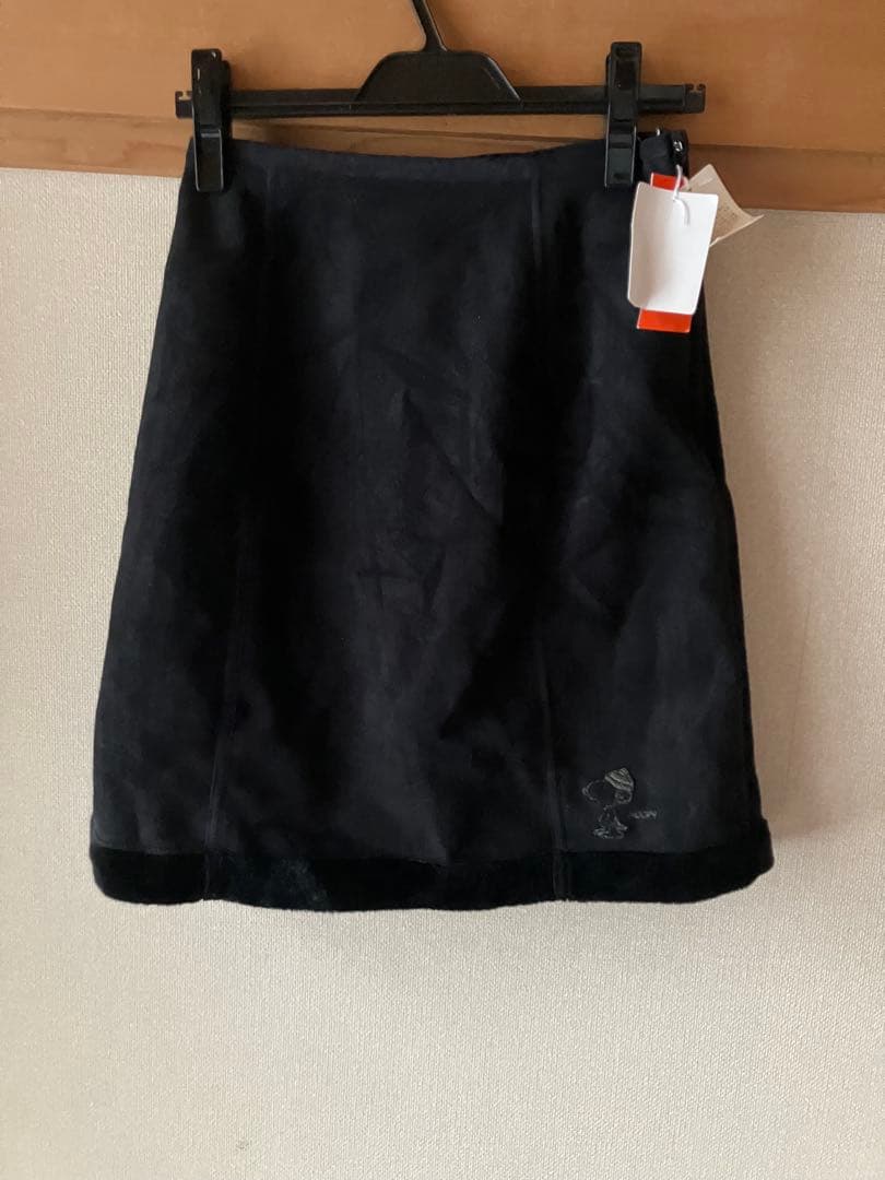 グリーンクラブスヌーピー刺繍入り黒ミニスカート新品タグ付黒ボア冬向き7号