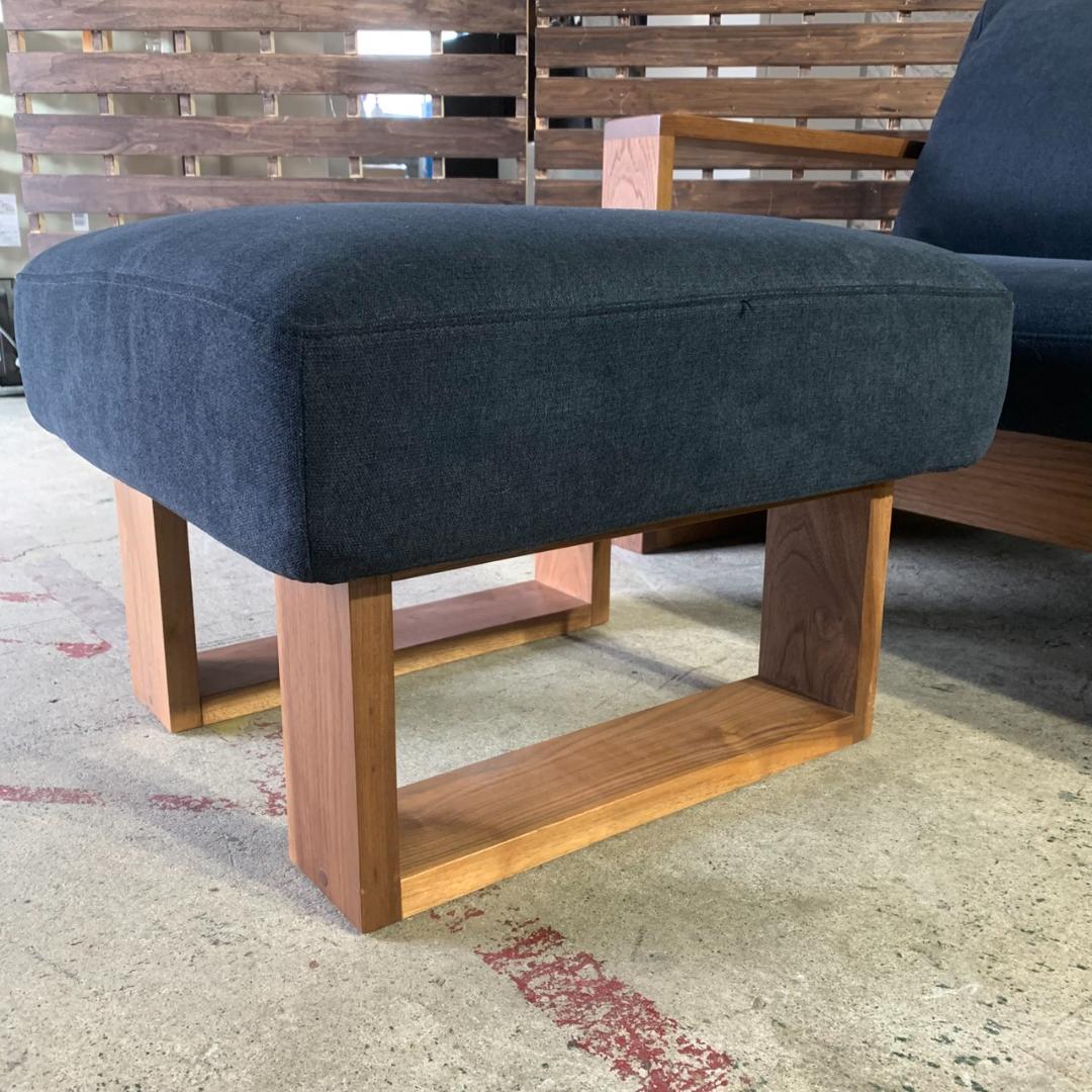 J819 3人掛けソファ + オットマンセット ネイビークッション 木製フレーム