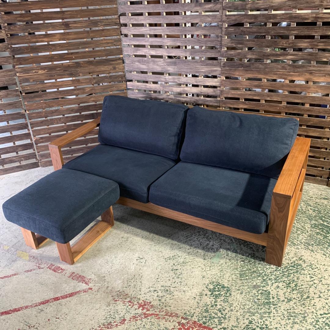 J819 3人掛けソファ + オットマンセット ネイビークッション 木製フレーム