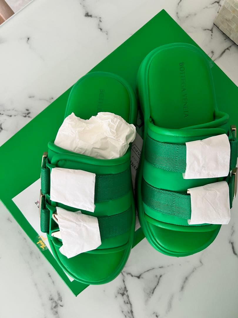 新品BOTTEGA VENETA グリーン スライドサンダル 24.5cm