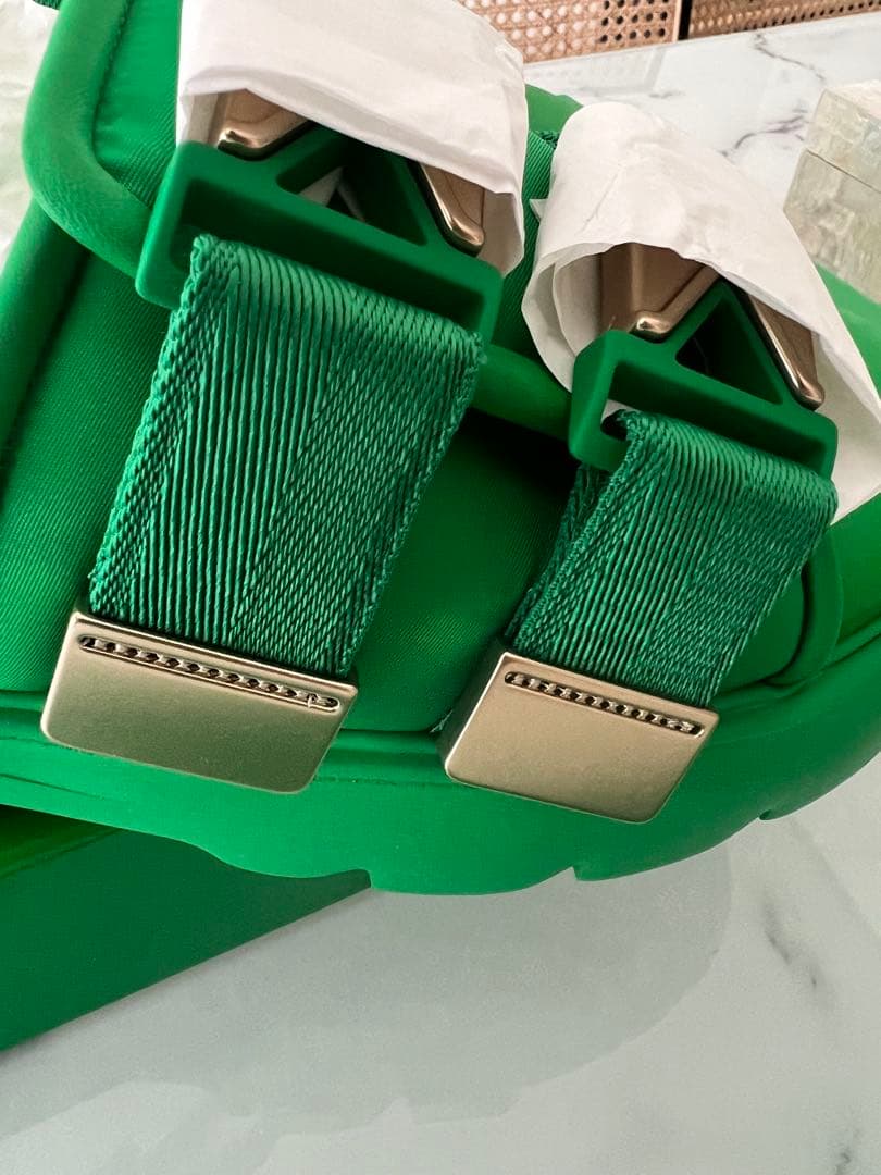 新品BOTTEGA VENETA グリーン スライドサンダル 24.5cm