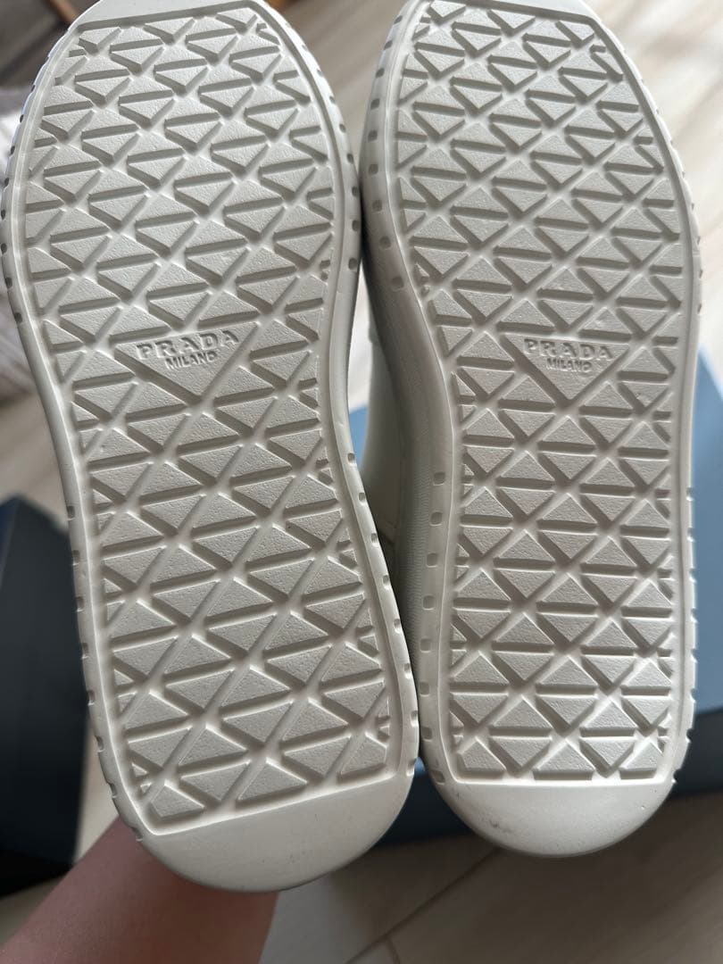 プラダ3角ロゴスニーカー36