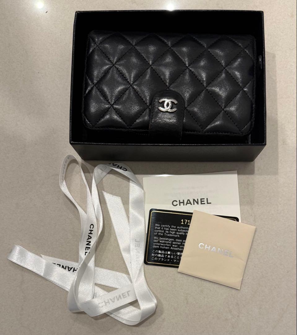 CHANEL ブラックマトラッセ二つ折り財布