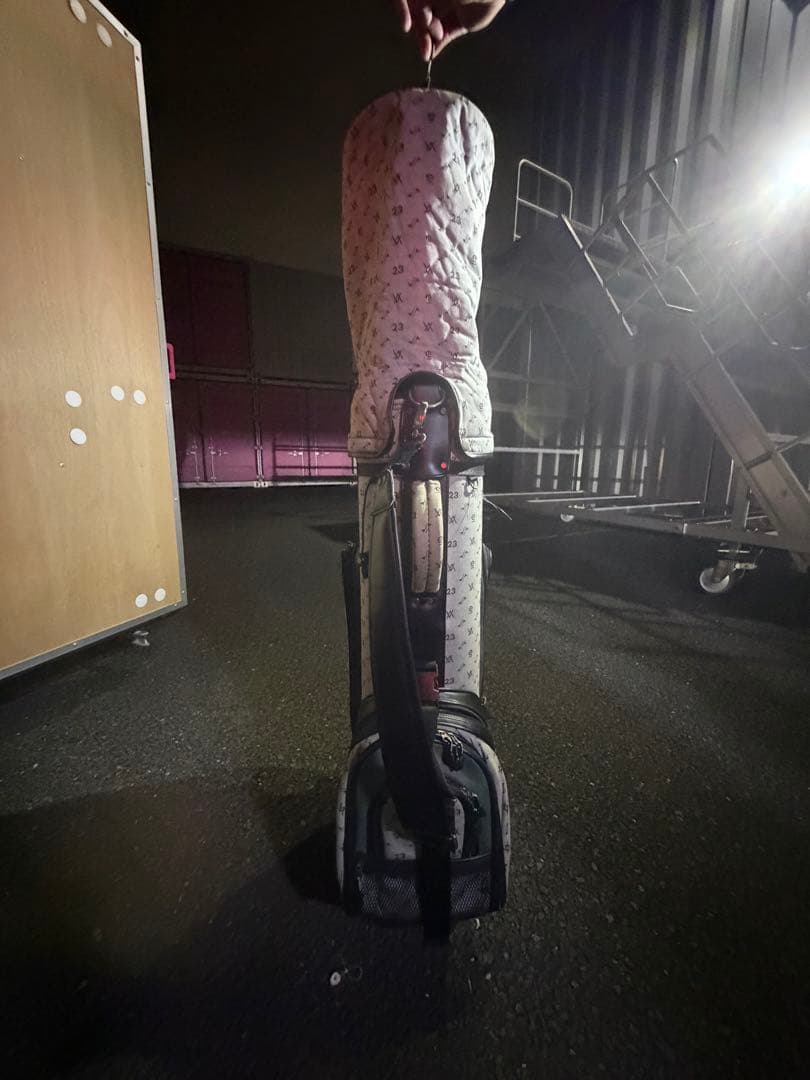 グレーと黒のパターンキャディバッグ