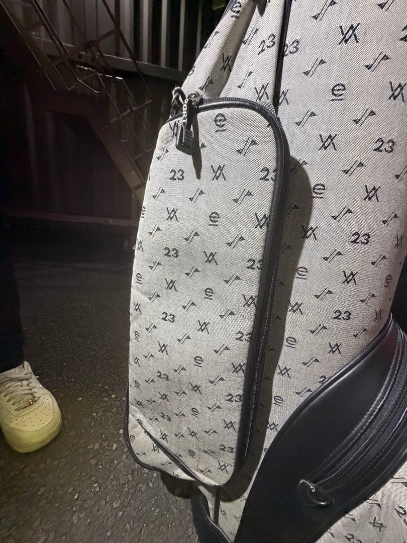 グレーと黒のパターンキャディバッグ