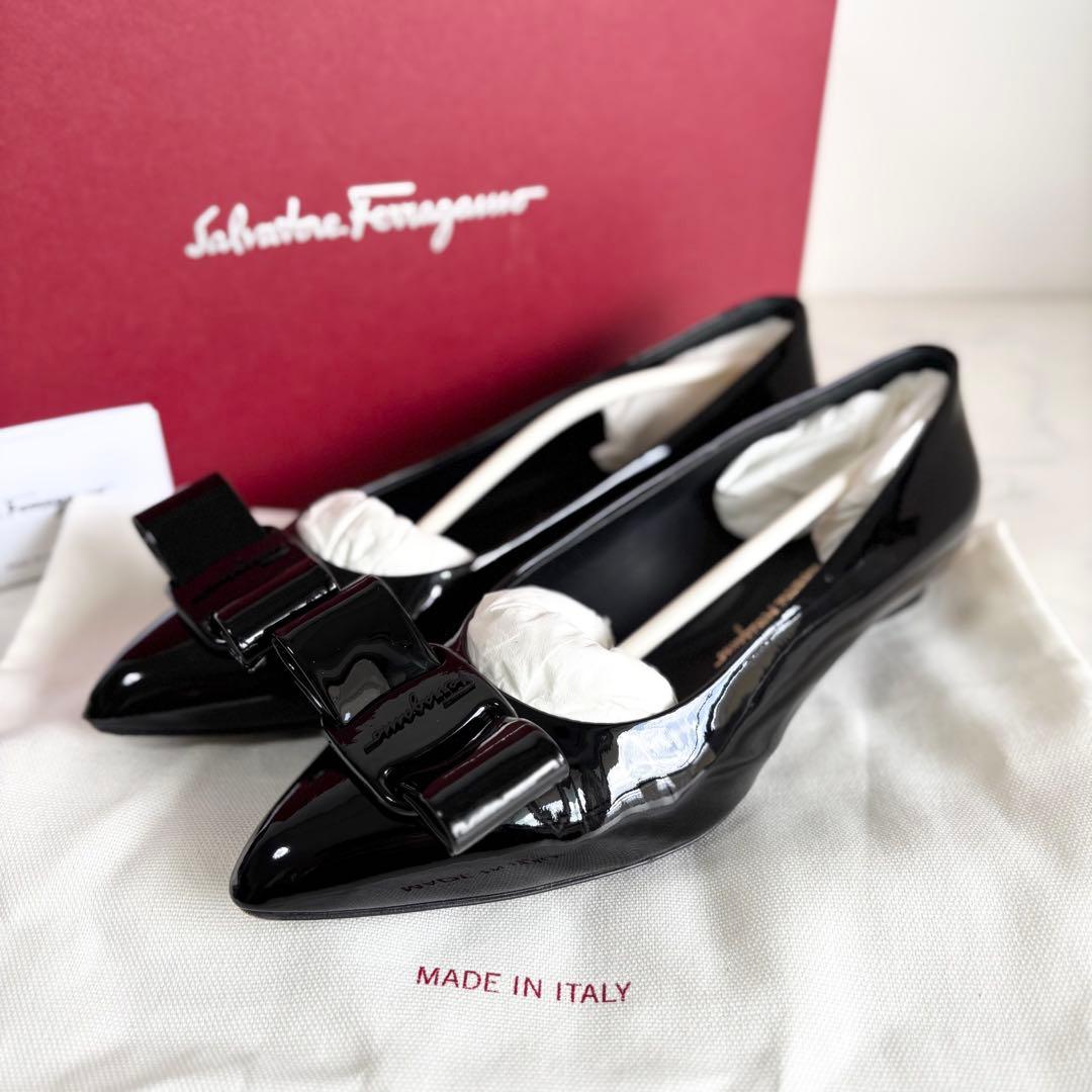 美品 フェラガモ 5.5D VIVA フラットパンプス ヴァラ エナメル 黒
