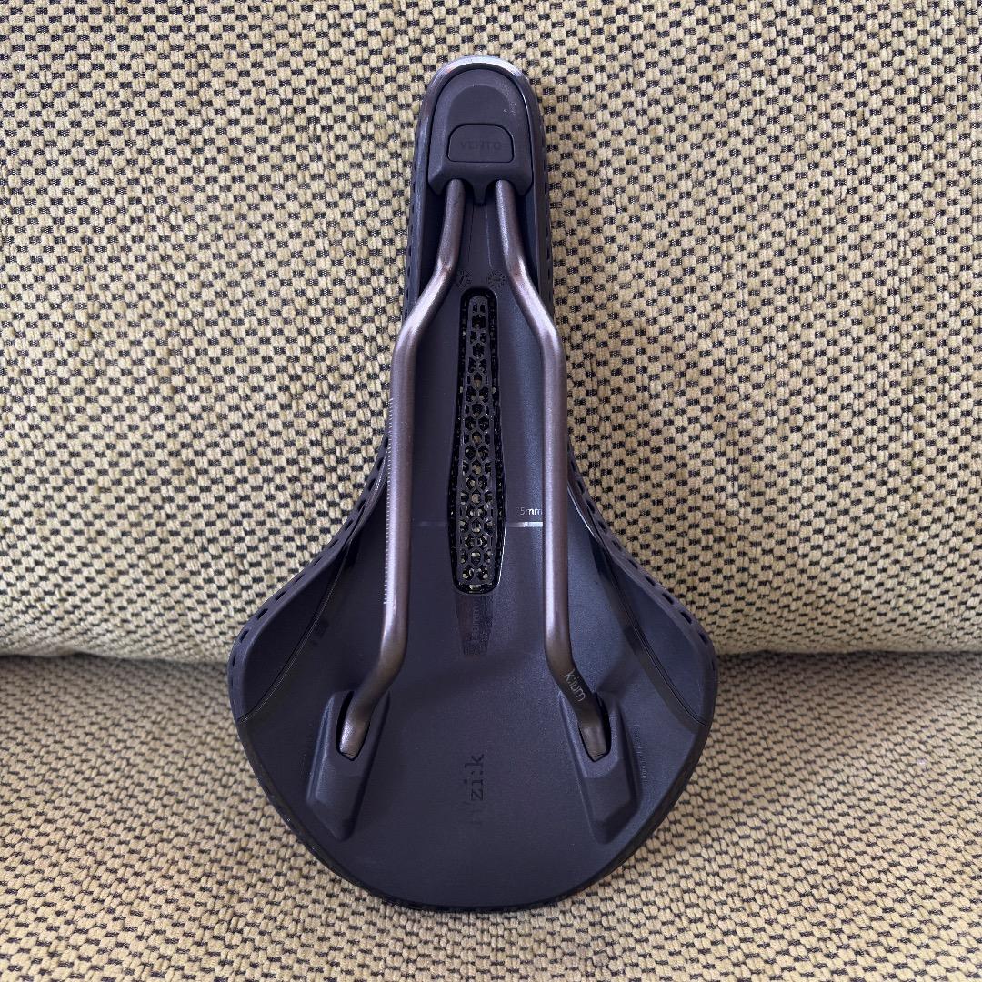 Fizik VENTO ANTARES R3 ADAPTIVE サドル140mm