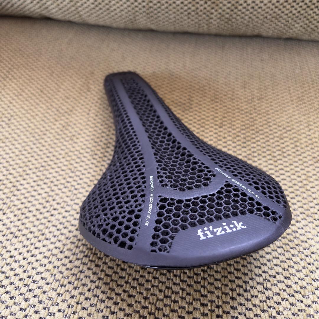 Fizik VENTO ANTARES R3 ADAPTIVE サドル140mm