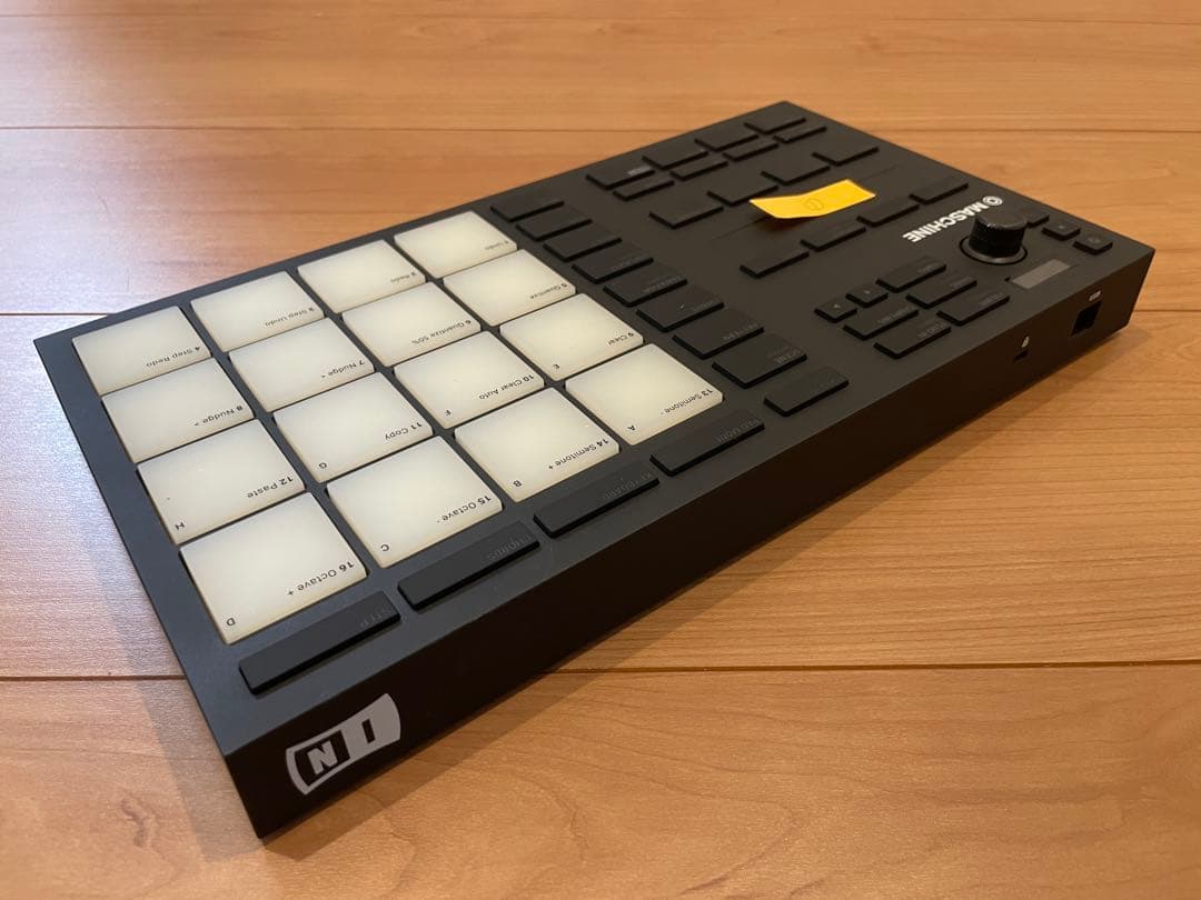 ①NI MASCHINE Mikro Mk3 ライセンス有
