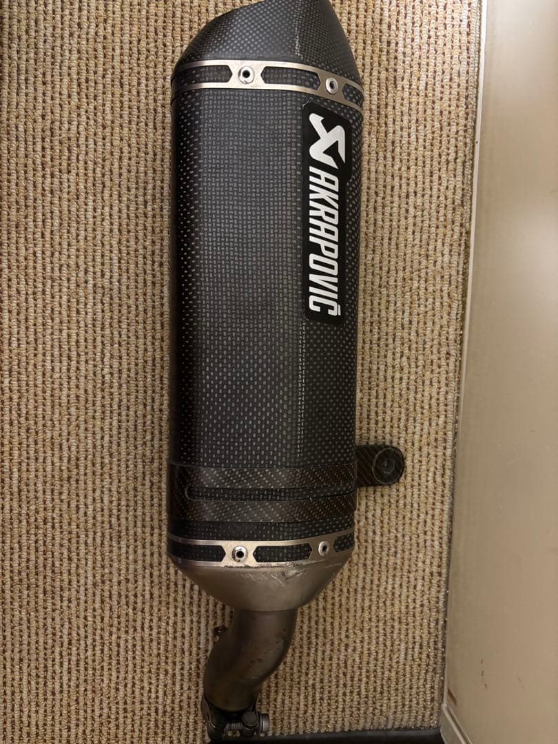 Akrapovic カーボンファイバー マフラー