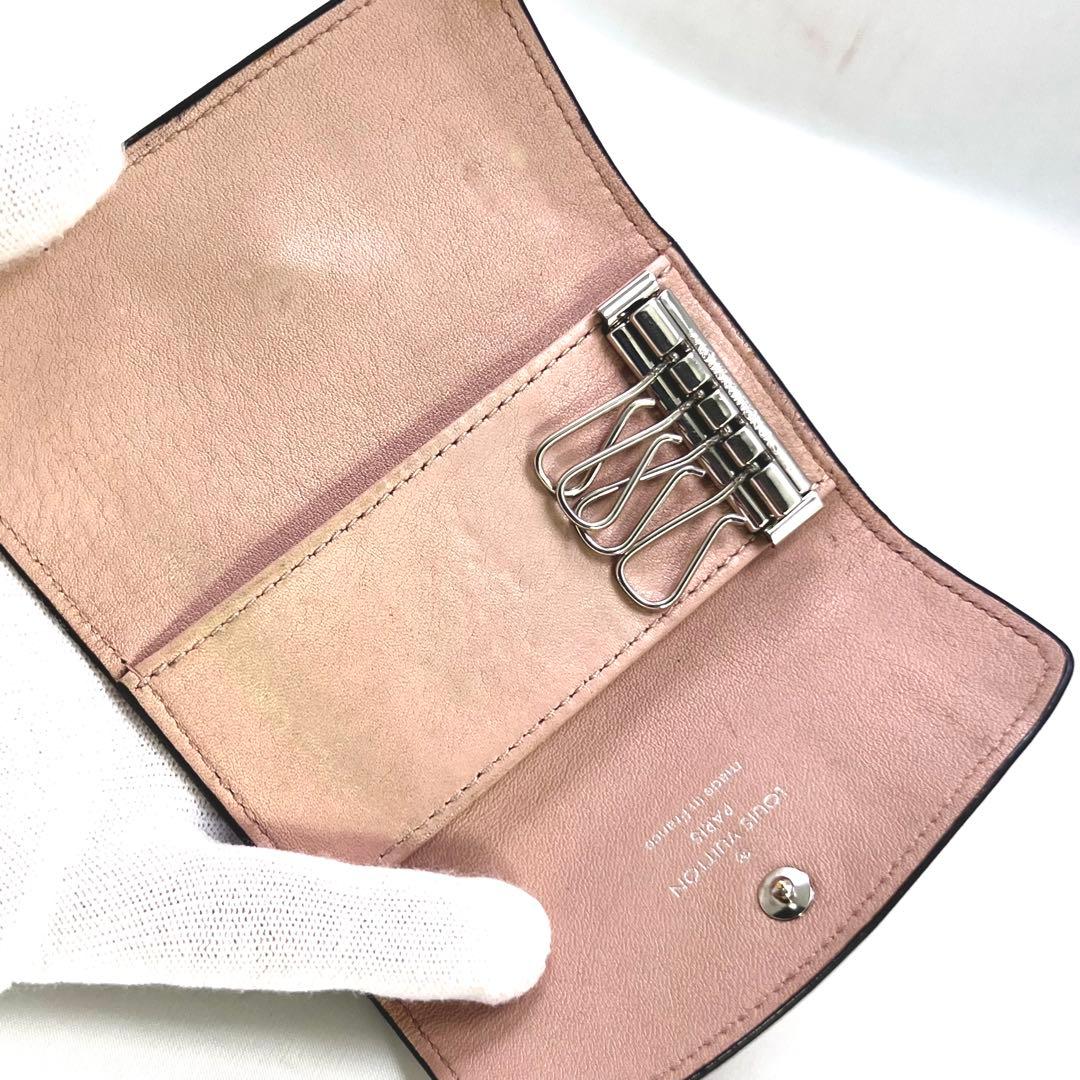 ルイヴィトン マヒナ ミュルティクレ4 マグノリア ピンク M64056