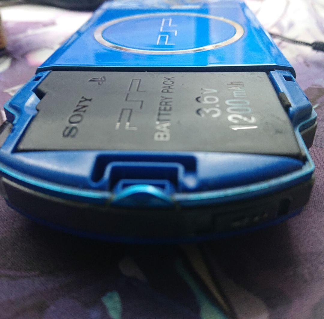 PSP-3000 ブルー 裏蓋無しジンオウガ ストラップ、メモリースティック付き