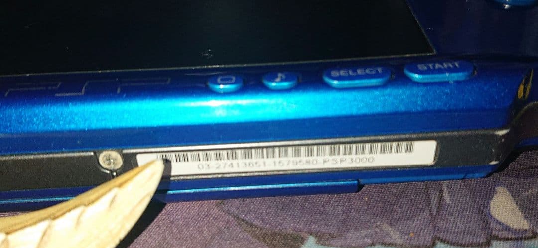 PSP-3000 ブルー 裏蓋無しジンオウガ ストラップ、メモリースティック付き