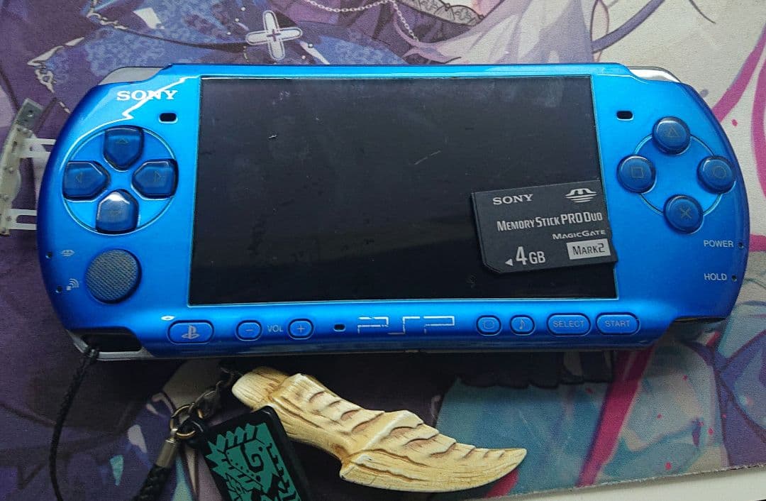 PSP-3000 ブルー 裏蓋無しジンオウガ ストラップ、メモリースティック付き