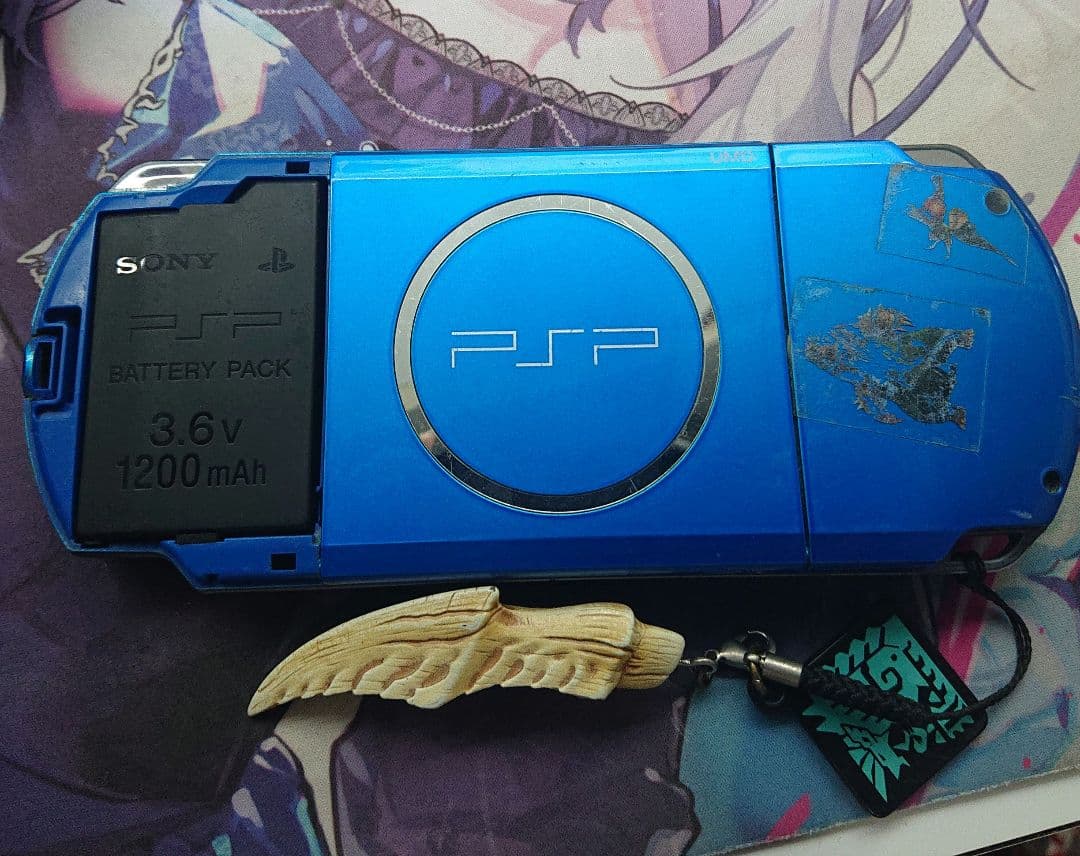 PSP-3000 ブルー 裏蓋無しジンオウガ ストラップ、メモリースティック付き