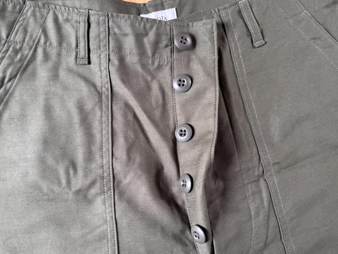 CIOTA スビンコットンバックサテン ベイカーパンツ カーキ５ シオタ