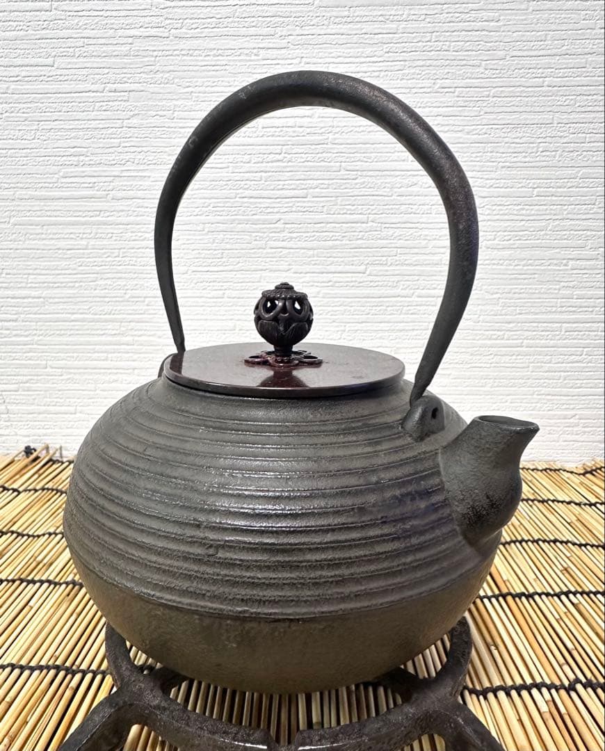 未使用品　南部正晴堂　伊藤 宝斎作 糸目南部形１２型唐金蓋 飾摘　南部鉄瓶