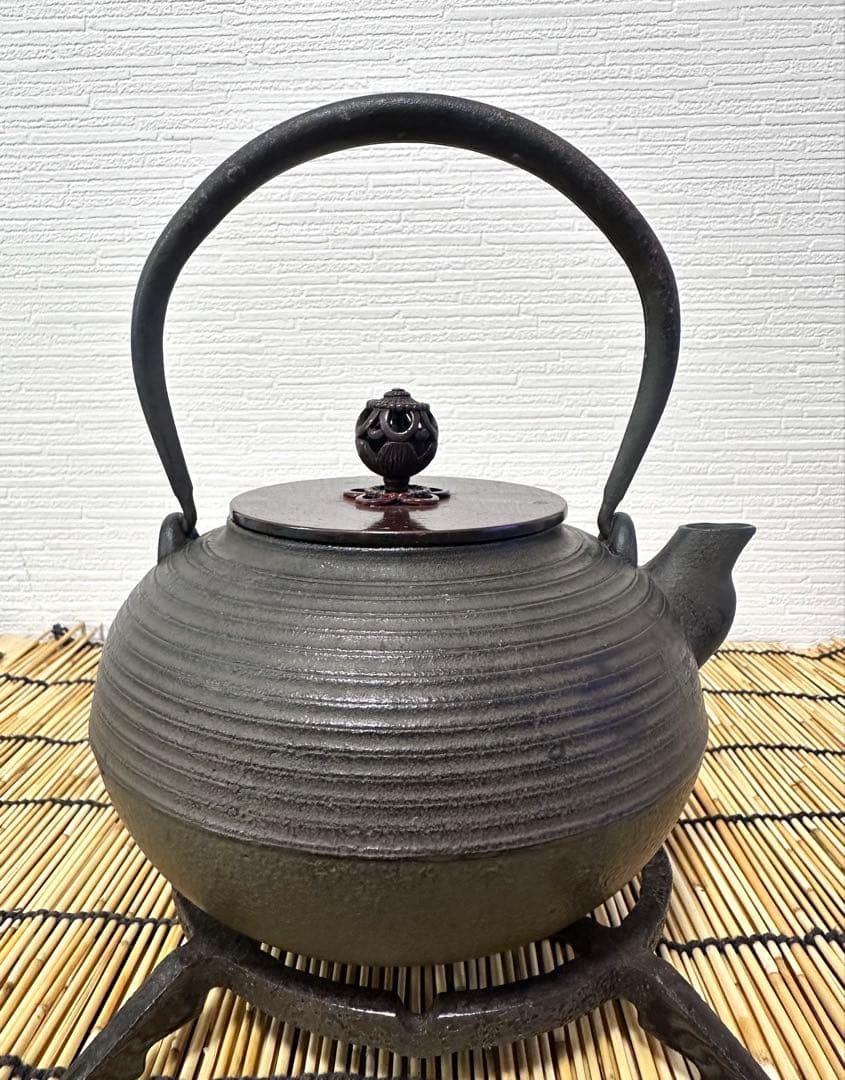 未使用品　南部正晴堂　伊藤 宝斎作 糸目南部形１２型唐金蓋 飾摘　南部鉄瓶