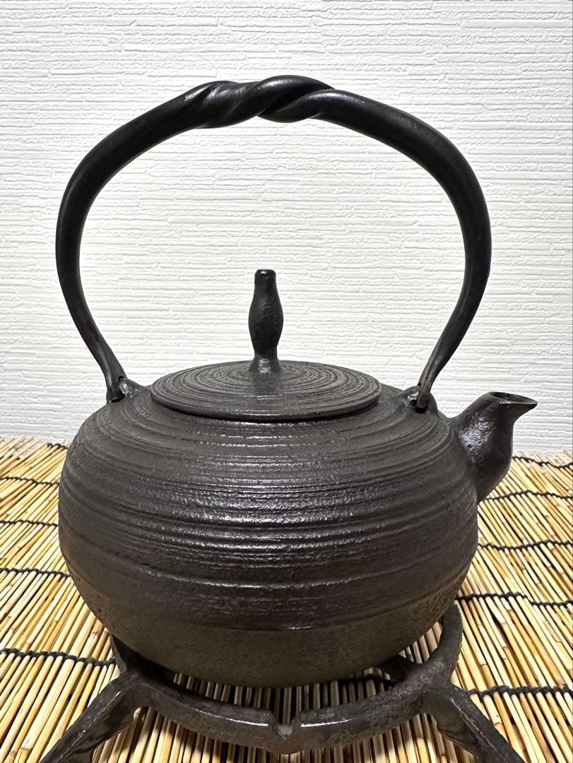 未使用品、供箱等付属品付　岩手県奥州 佐秋鋳造所 佐藤守巨造 真作保証　南部鉄瓶