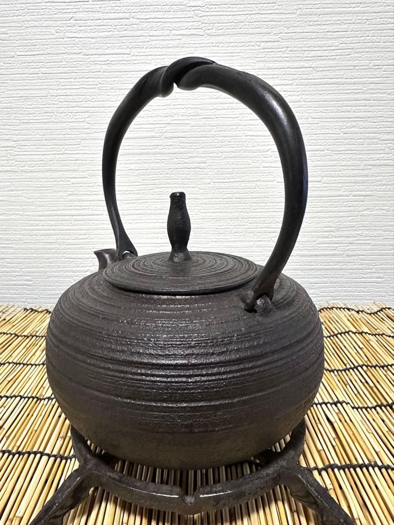 未使用品、供箱等付属品付　岩手県奥州 佐秋鋳造所 佐藤守巨造 真作保証　南部鉄瓶