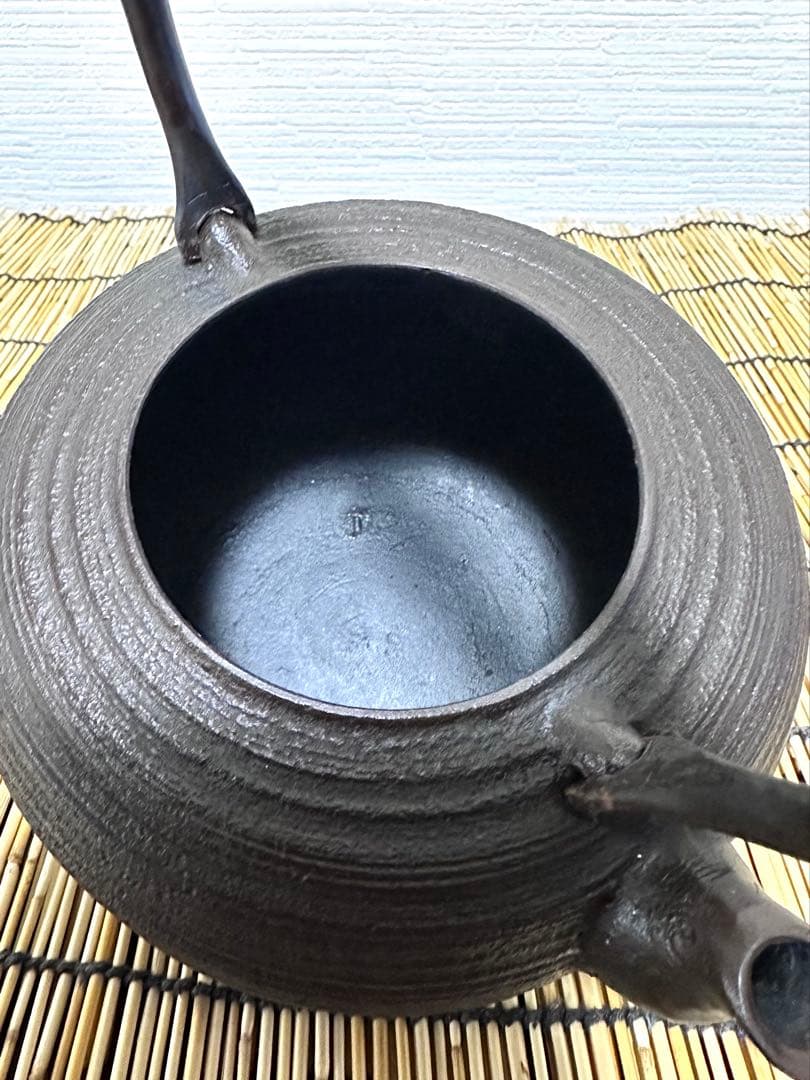 未使用品、供箱等付属品付　岩手県奥州 佐秋鋳造所 佐藤守巨造 真作保証　南部鉄瓶