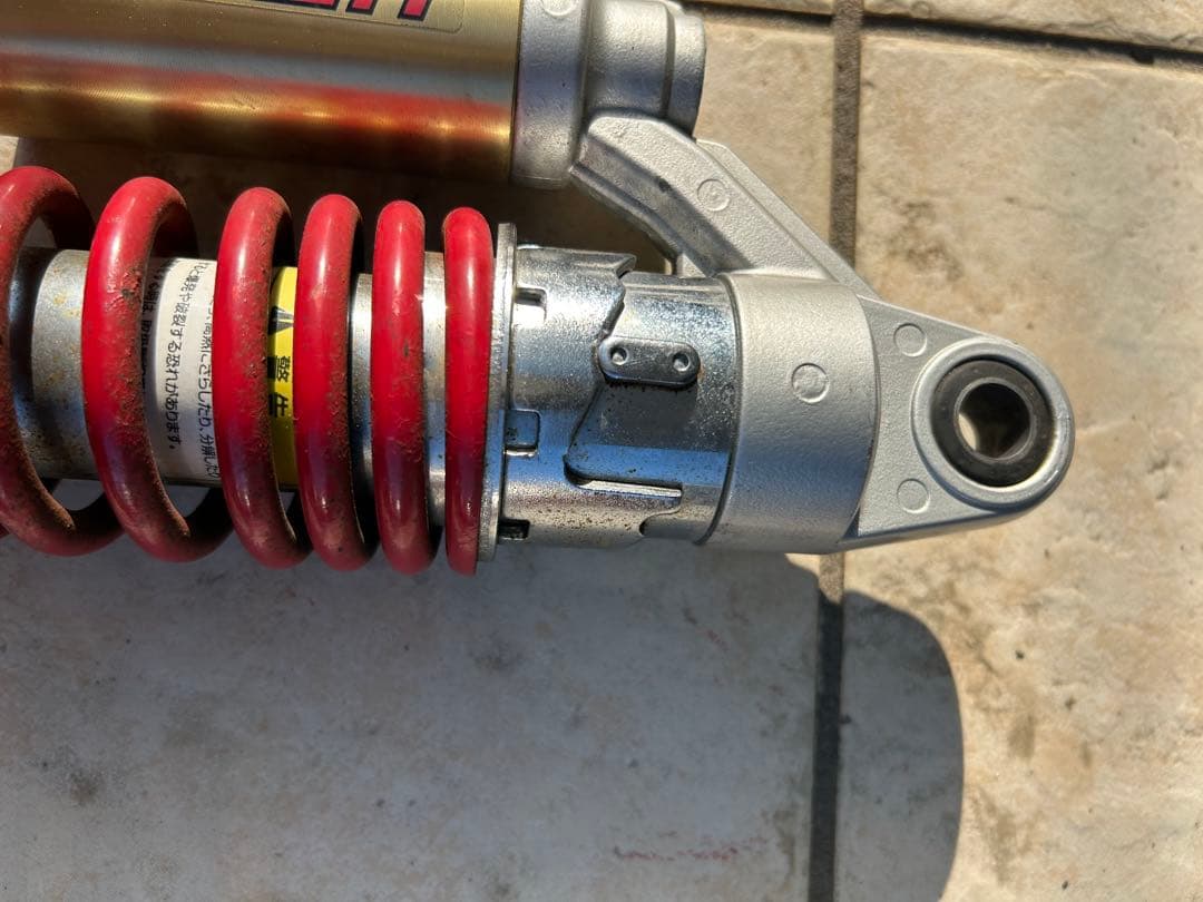 SHOWAサスペンションショック 赤/タンク　ゴールド イナズマ1200