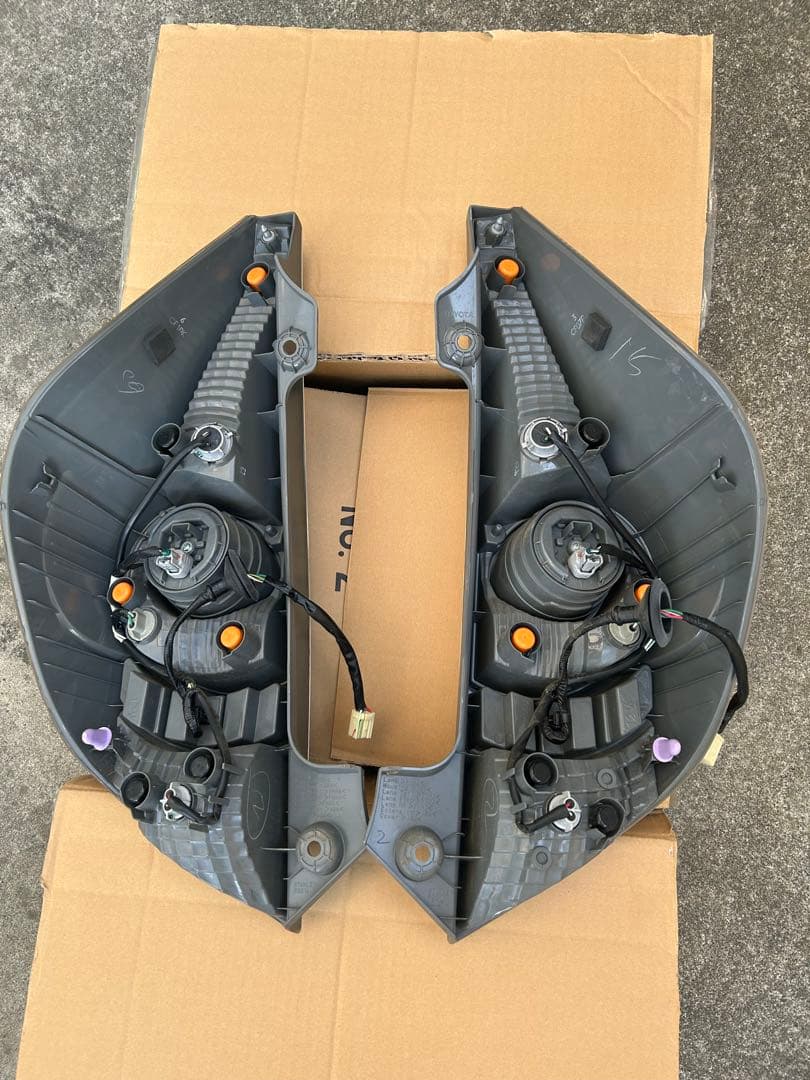 NHP10 中古　テールレンズ左右