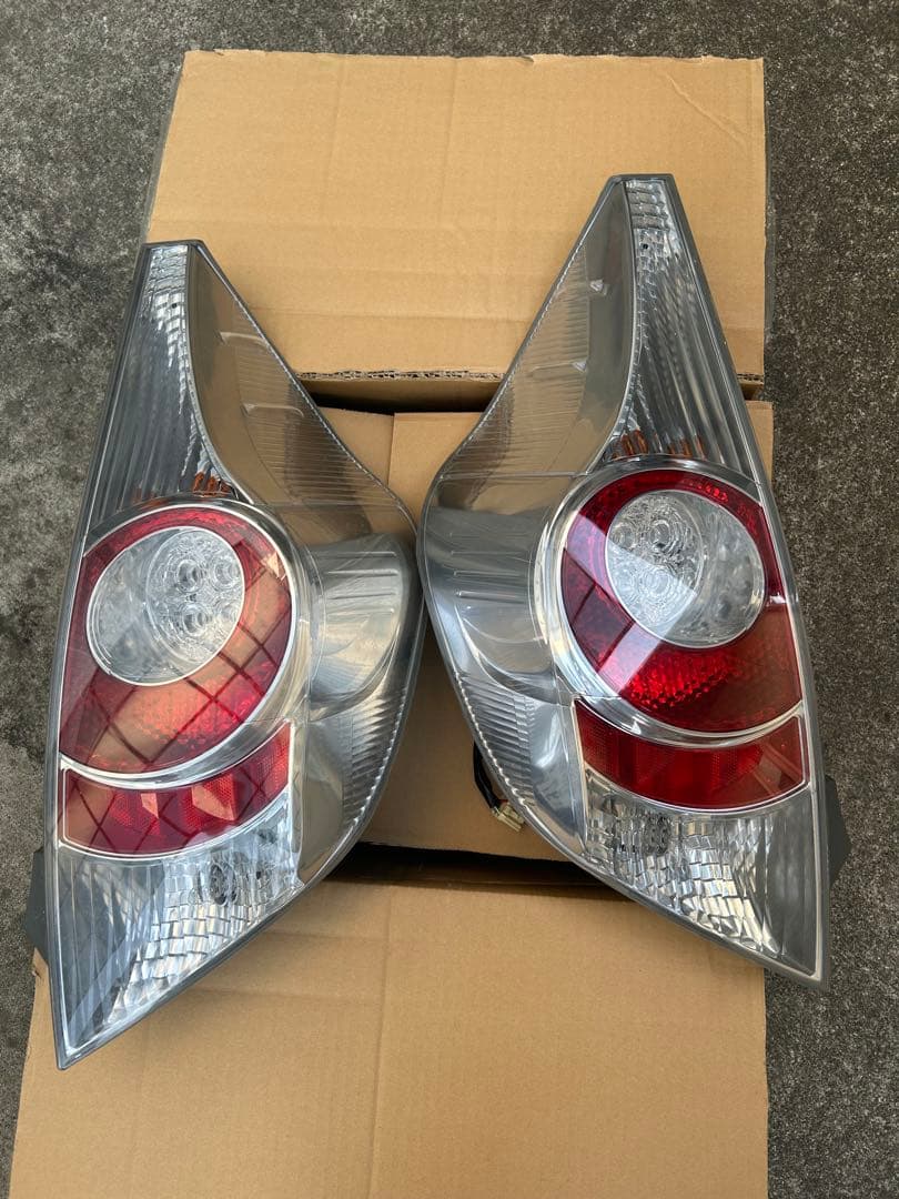 NHP10 中古　テールレンズ左右