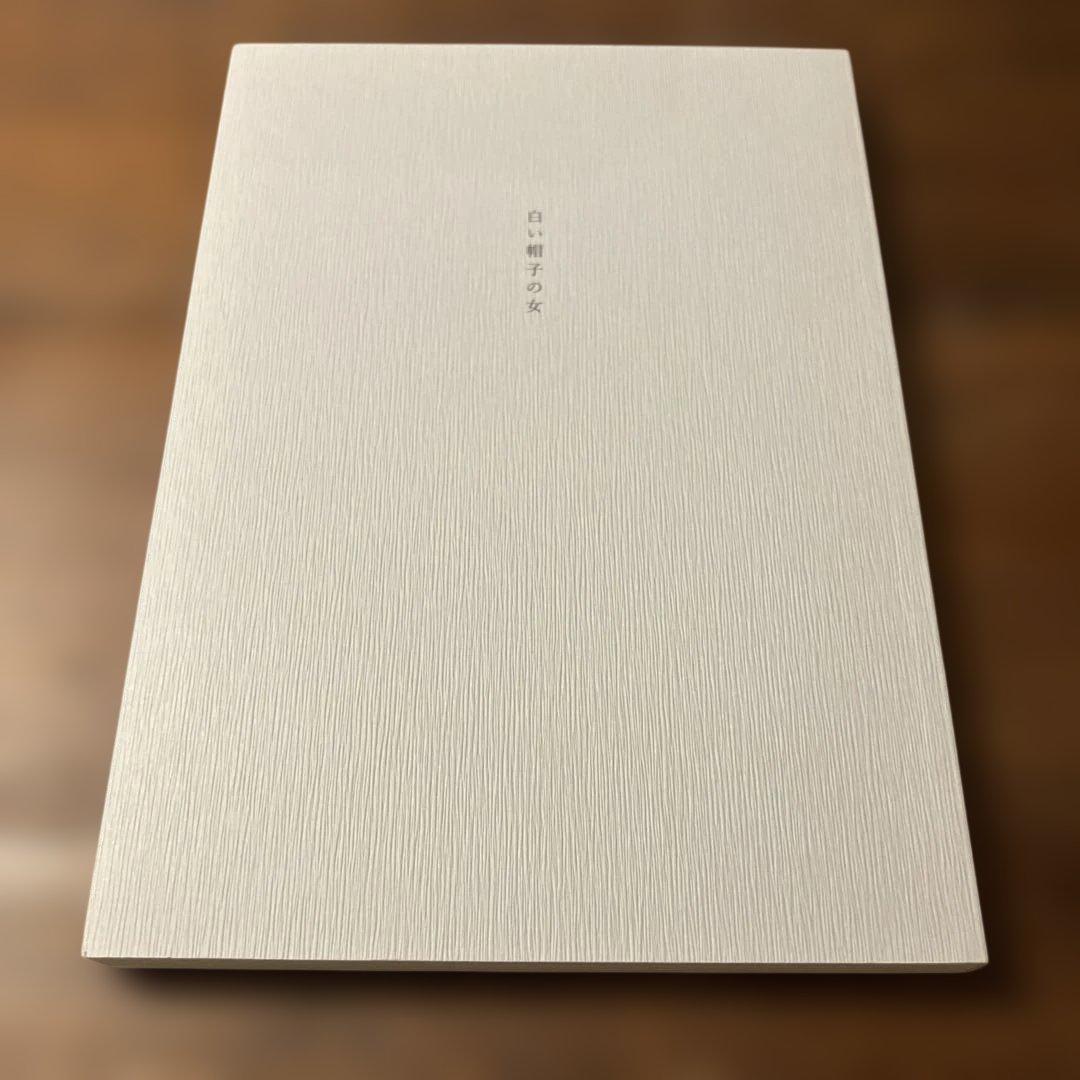 白い帽子の女　innocent grey