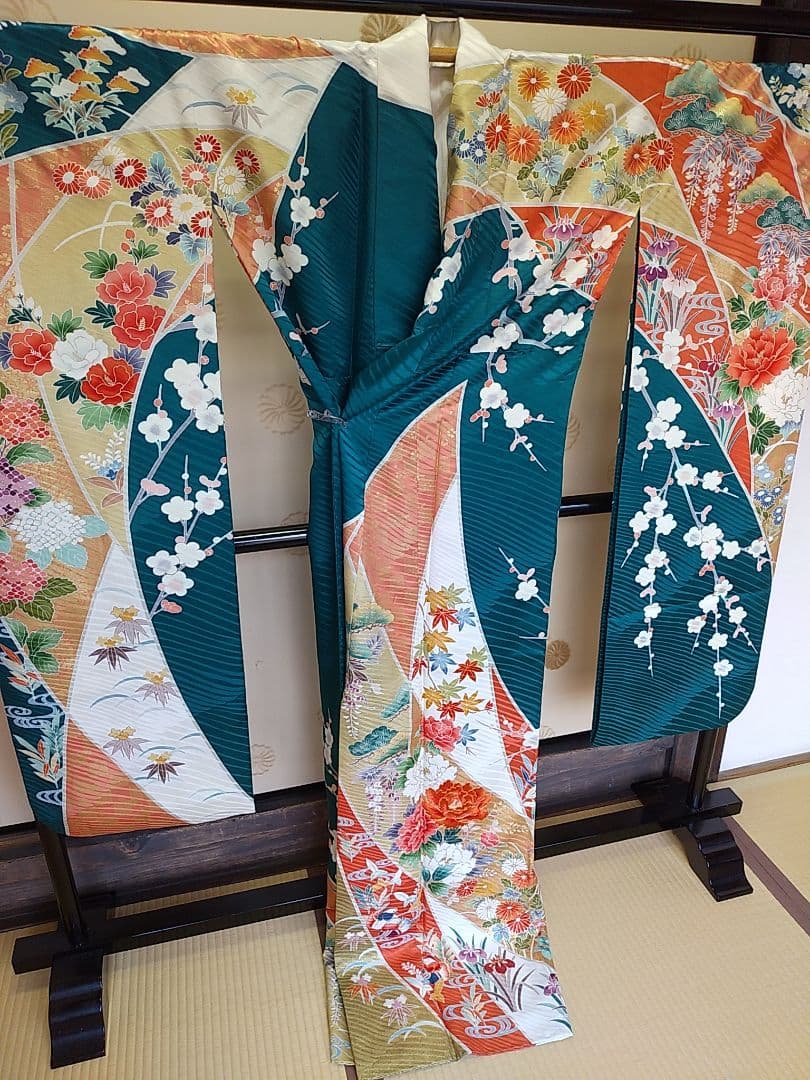 PK-18/25　振袖　鉄色地　季節の花々　鴛　地紋　金糸刺繍　金彩　豪華
