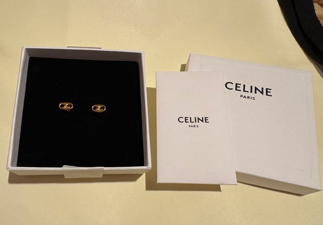 セリーヌ　　CELINE トリオンフピアス　ゴールド