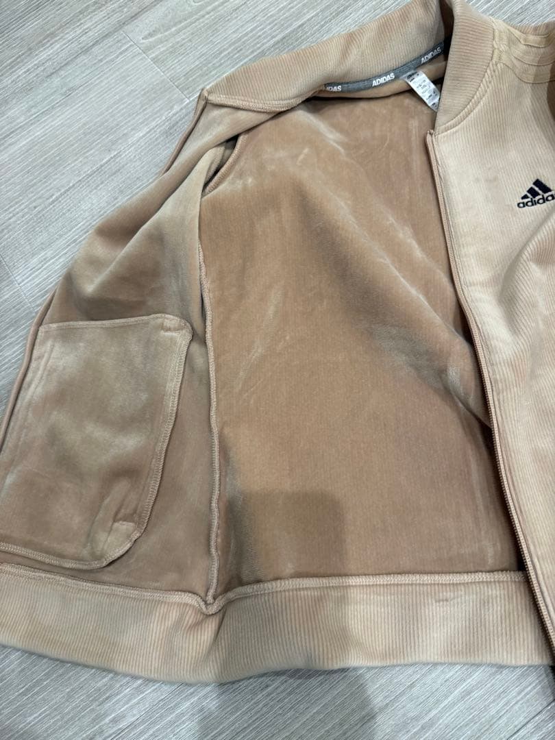 adidas ベージュ ジャケットとスカートセット