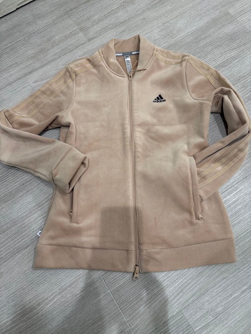 adidas ベージュ ジャケットとスカートセット