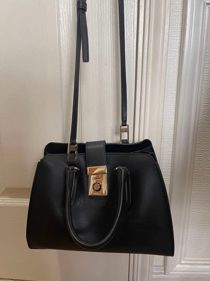 美品　FURLA ショルダーバック　ブラック