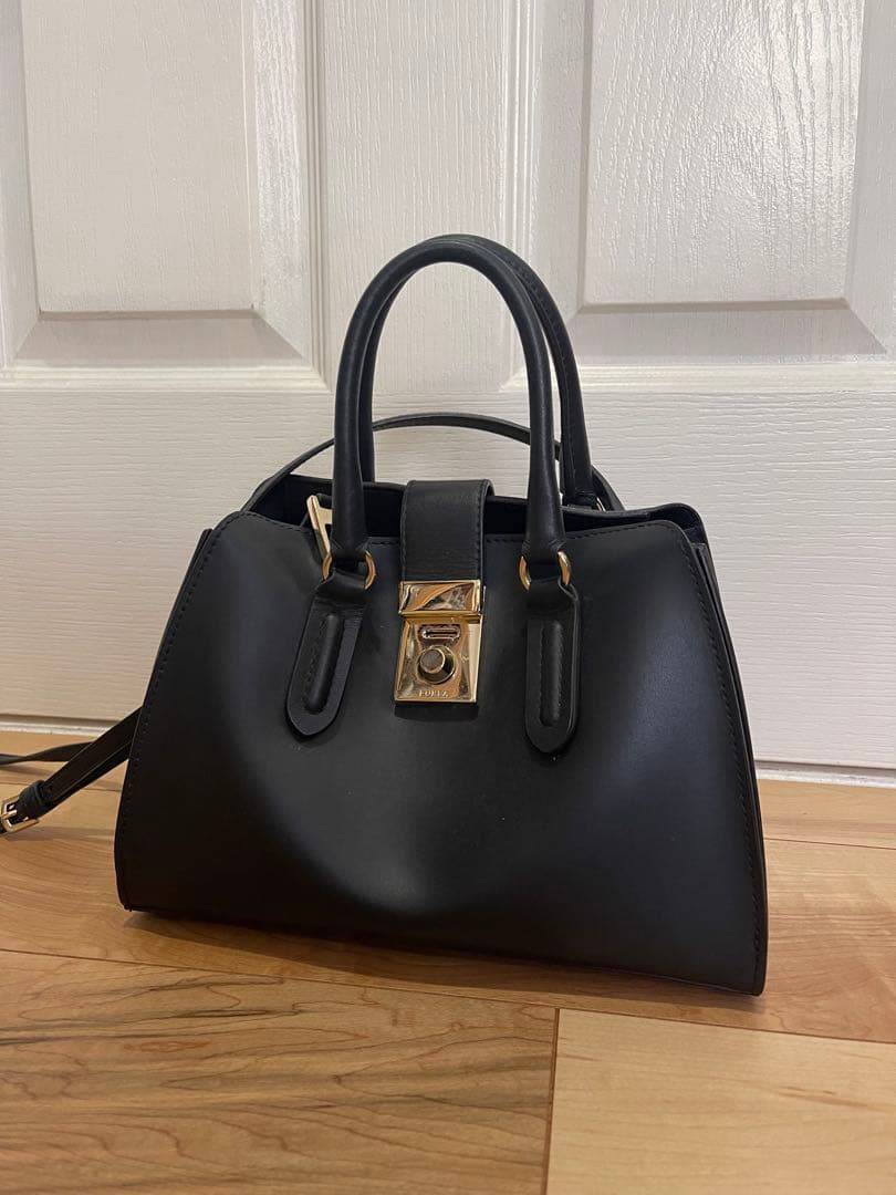 美品　FURLA ショルダーバック　ブラック