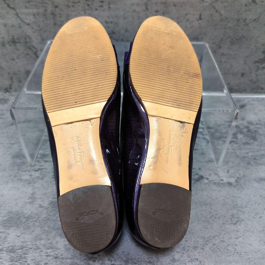 フェラガモ ヴァラ フラットシューズ 24cm 紫 パテント リザード型押し