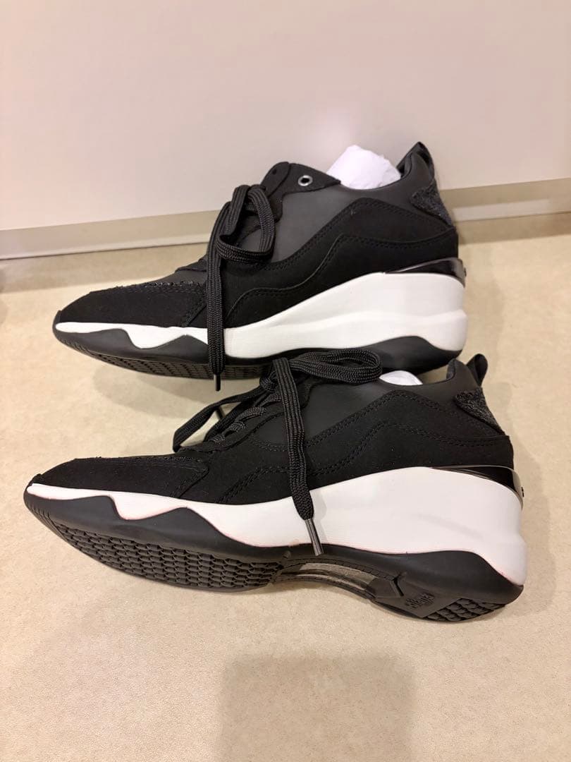 試着のみ極美品23cm +diana厚底ヒールアップスニーカー 黒