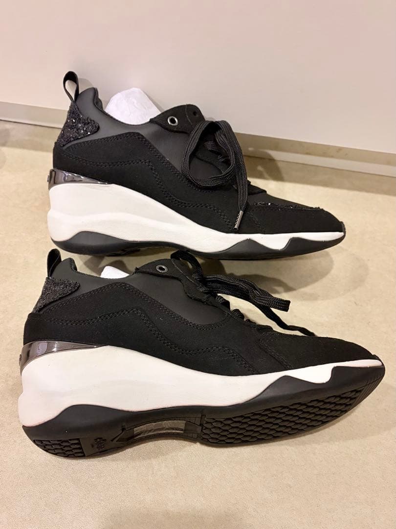 試着のみ極美品23cm +diana厚底ヒールアップスニーカー 黒