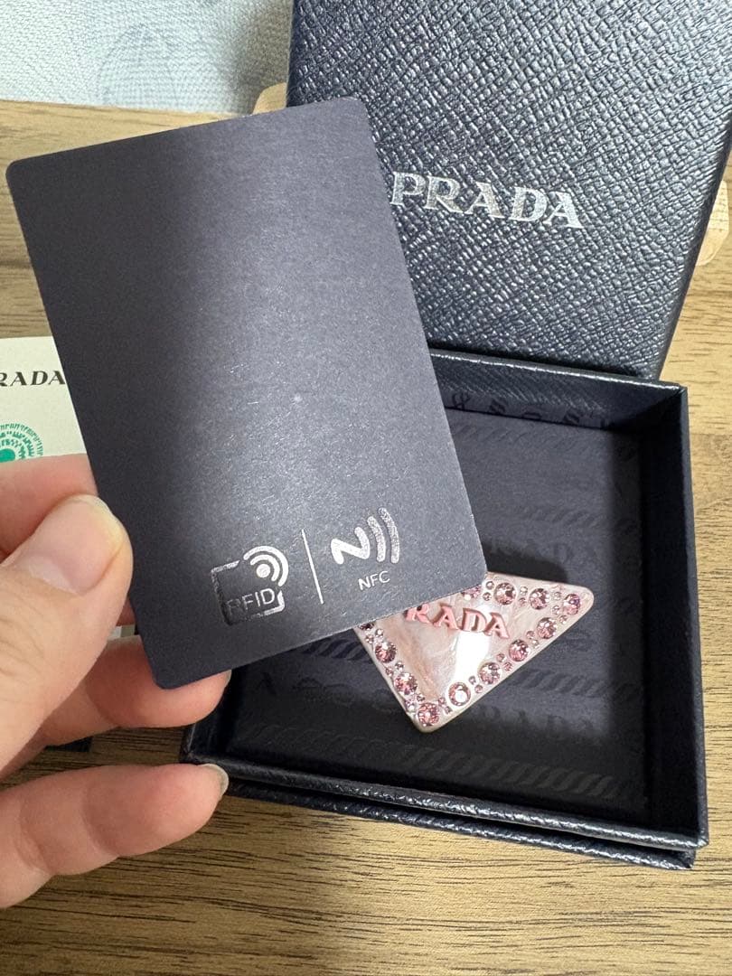 PRADA プレキシガラスヘアクリップ