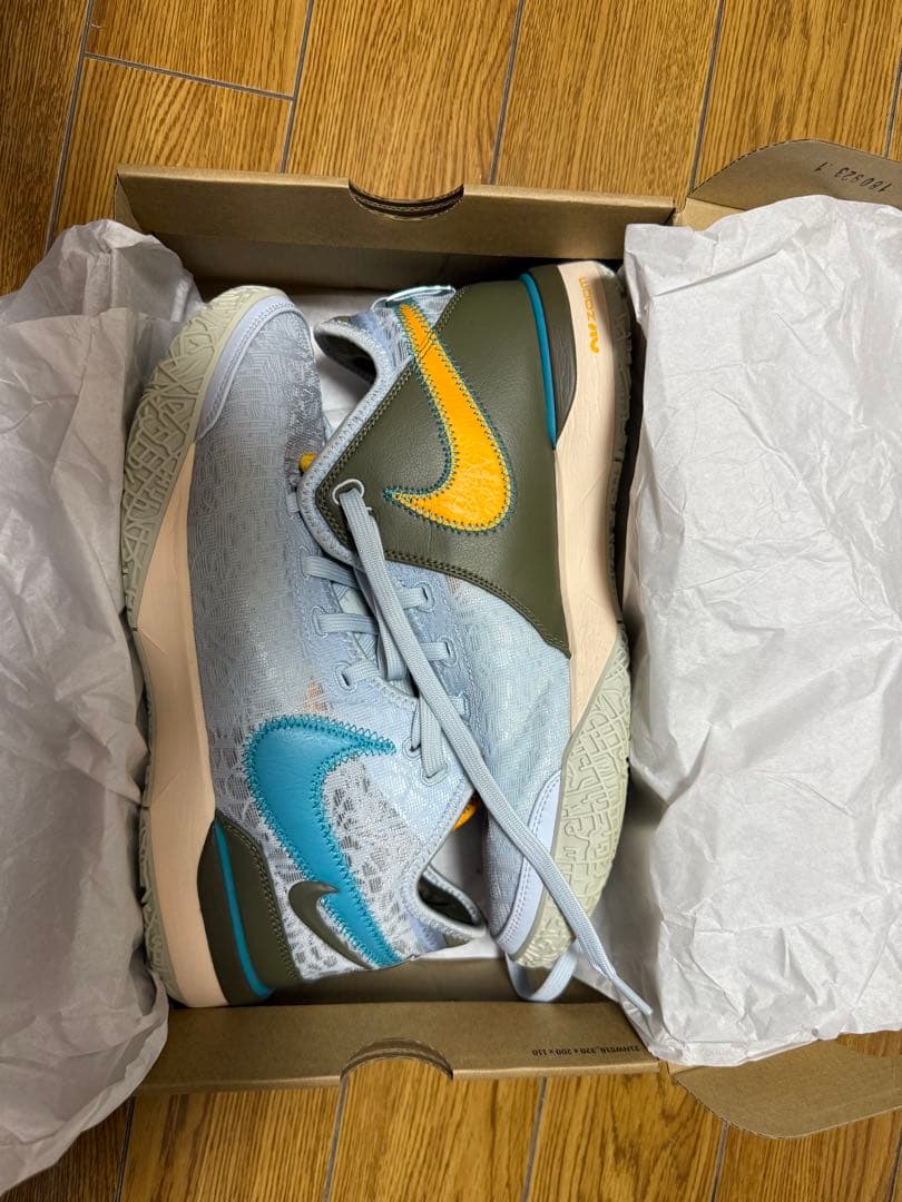 LeBron James NXXT Gen（白×青） のバスケットボールシューズ