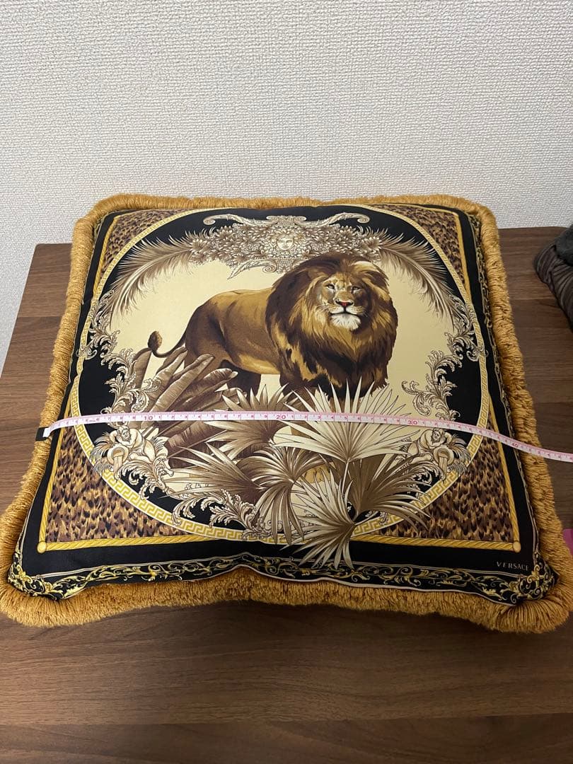 ヴェルサーチ シルク クッション ライオン
