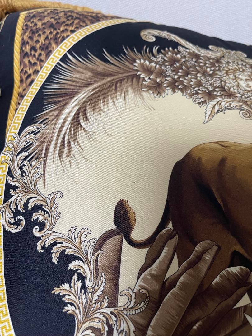 ヴェルサーチ シルク クッション ライオン