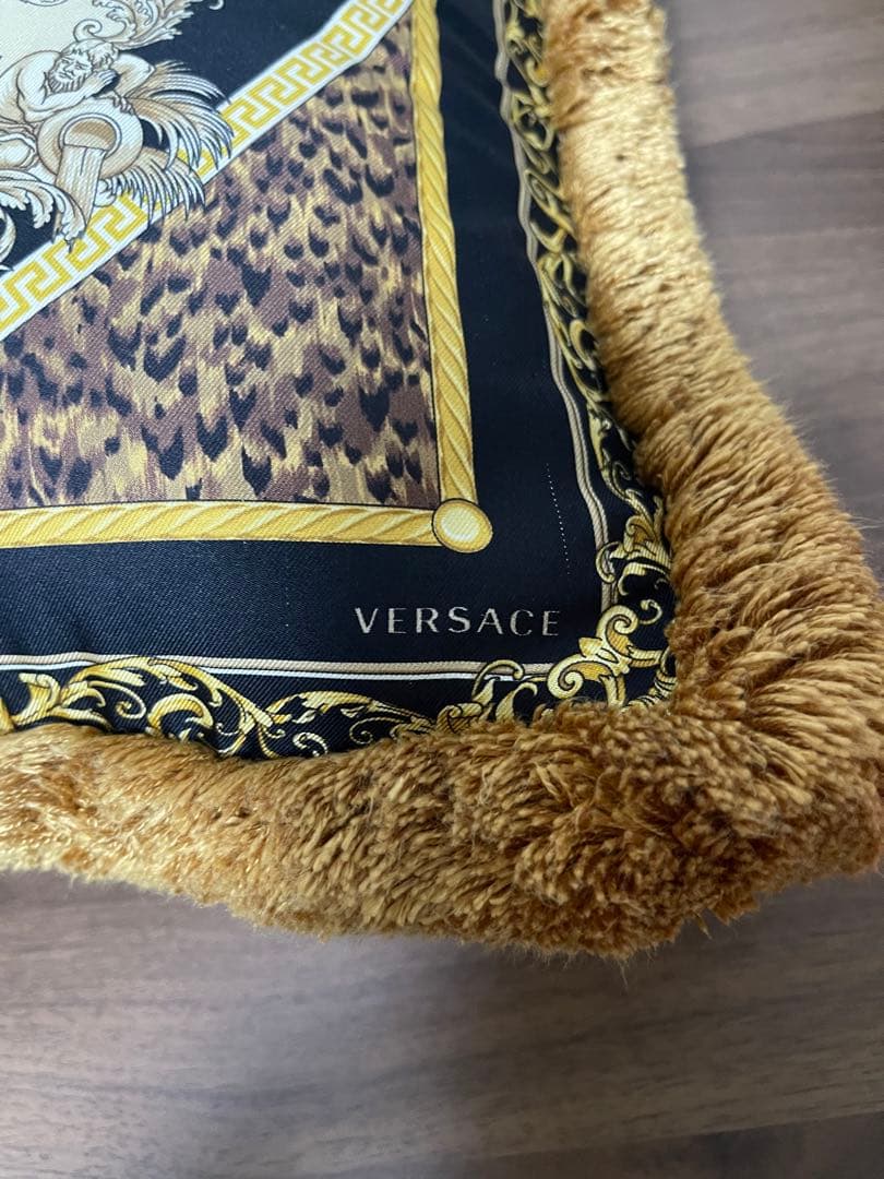 ヴェルサーチ シルク クッション ライオン