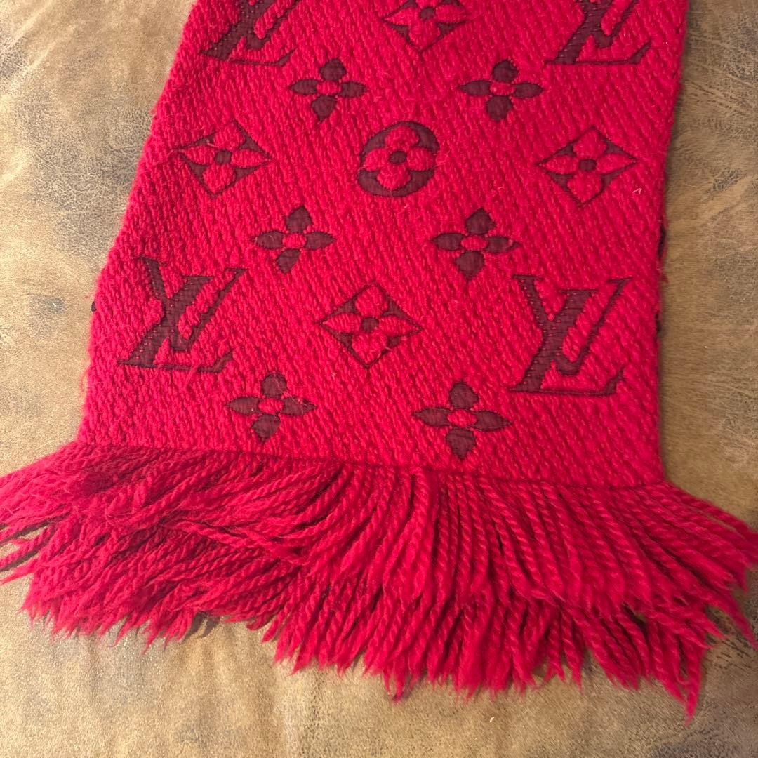ルイヴィトン　ロゴマフラー赤