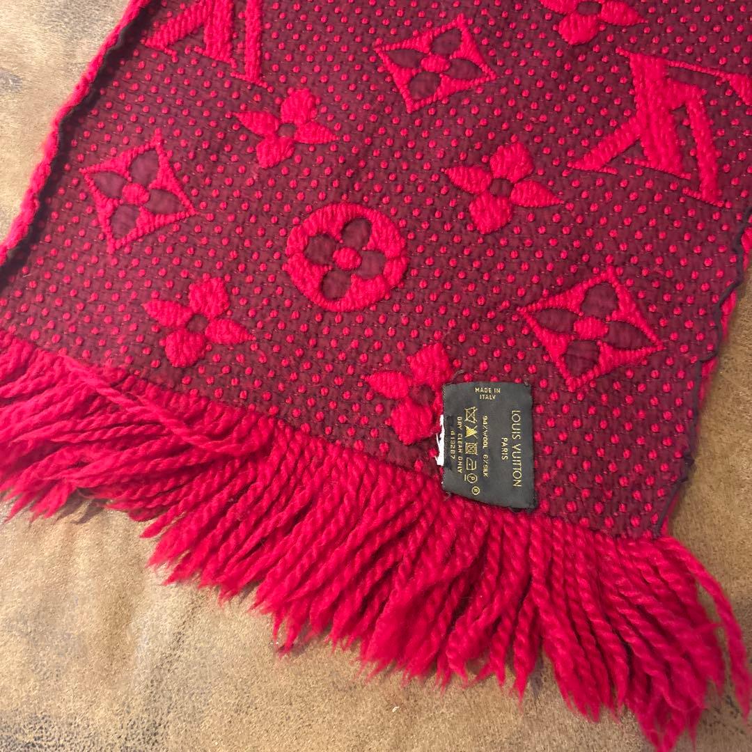 ルイヴィトン　ロゴマフラー赤