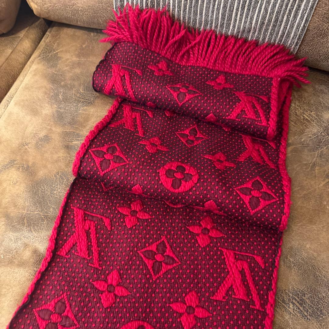 ルイヴィトン　ロゴマフラー赤